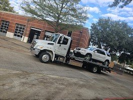 How Quickly Can a Tow Truck Service Near Me Respond in an Emergency?