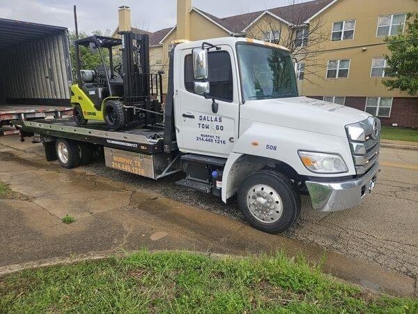 Why is Light Truck Towing Service in Garland Important for Drivers?